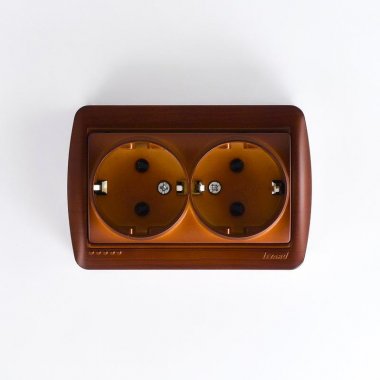 Фотография товара 'Lezard DEMET Розетка двойная с заземлением закрытый корпус, 711-0500-127'