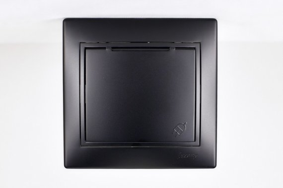 Фотография товара 'Lezard 701-4242-123 MIRA Розетка с/з с крышкой керамика'