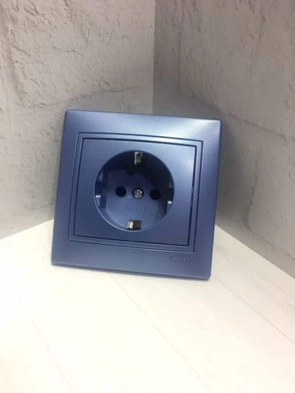 Фотография товара 'Lezard 701-1212-122 MIRA Розетка с/з керамика метал синий со вставкой'