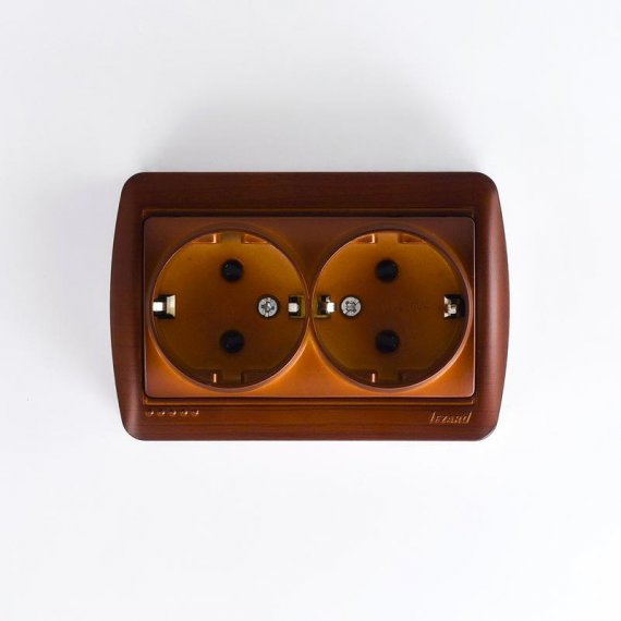 Фотография товара 'Lezard DEMET Розетка двойная с заземлением закрытый корпус, 711-0500-127'