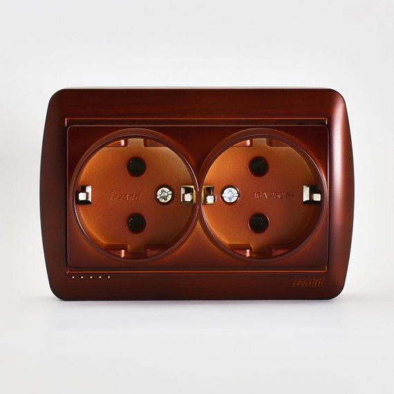 Фотография товара 'Lezard DEMET Розетка двойная с заземлением закрытый корпус, 711-0400-127'