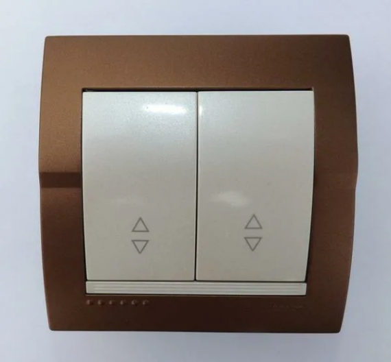 Фотография товара 'Lezard 702-3230-114 DERIY Выключатель проходной с подсветкой коричневый и жемч.-бел. металлик'